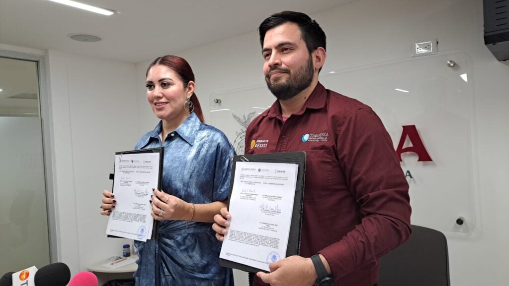 titular de la Secretaría de Pesca y Acuacultura del Gobierno del Estado, Flor Emilia Guerra Mena, director general de Organizaciones y Fomento de Conapesca, Santos Esteban Meza Quintero.