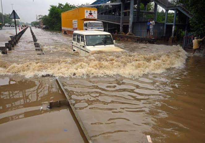 Fuertes lluvias dejan 14 víctimas y más de 100 personas desaparecidas en la India