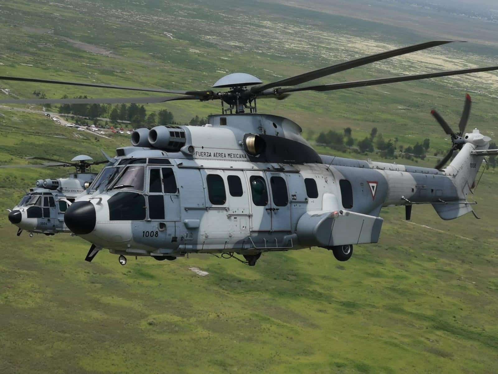 Helicóptero sobrevolando campo verde