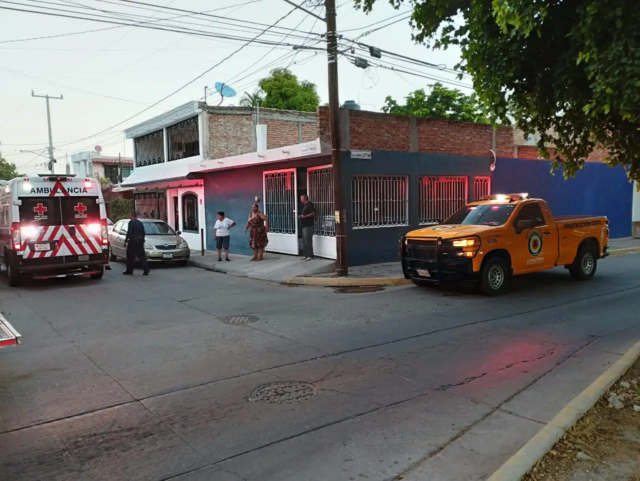 Camioneta de Protección Civil y ambulancia de la Cruz Roja en Los Mochis