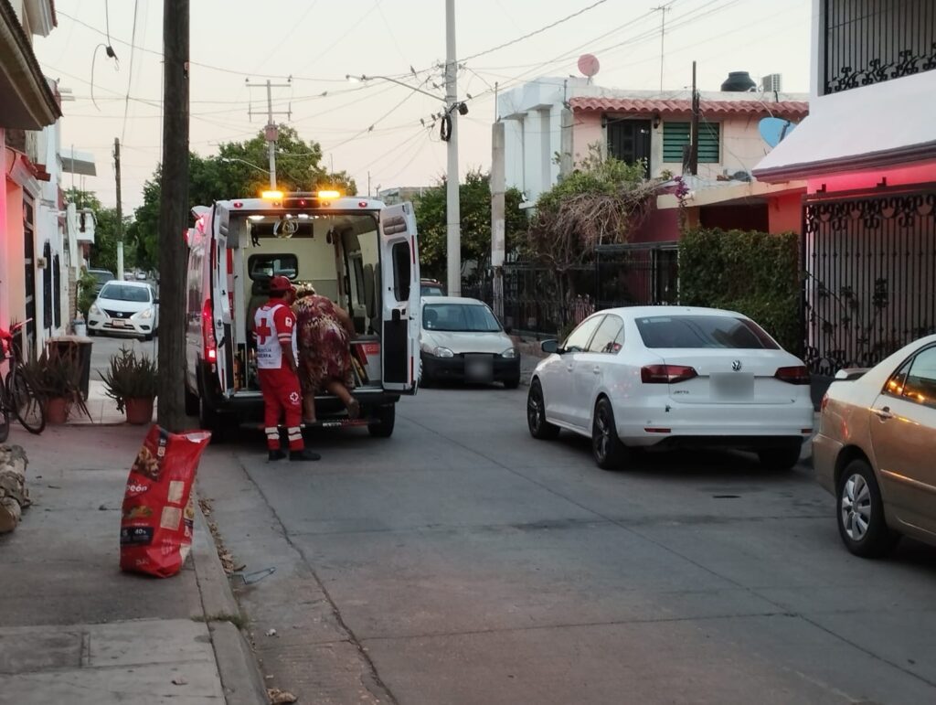 Ambulancia de la Cruz Roja en Los Mochis