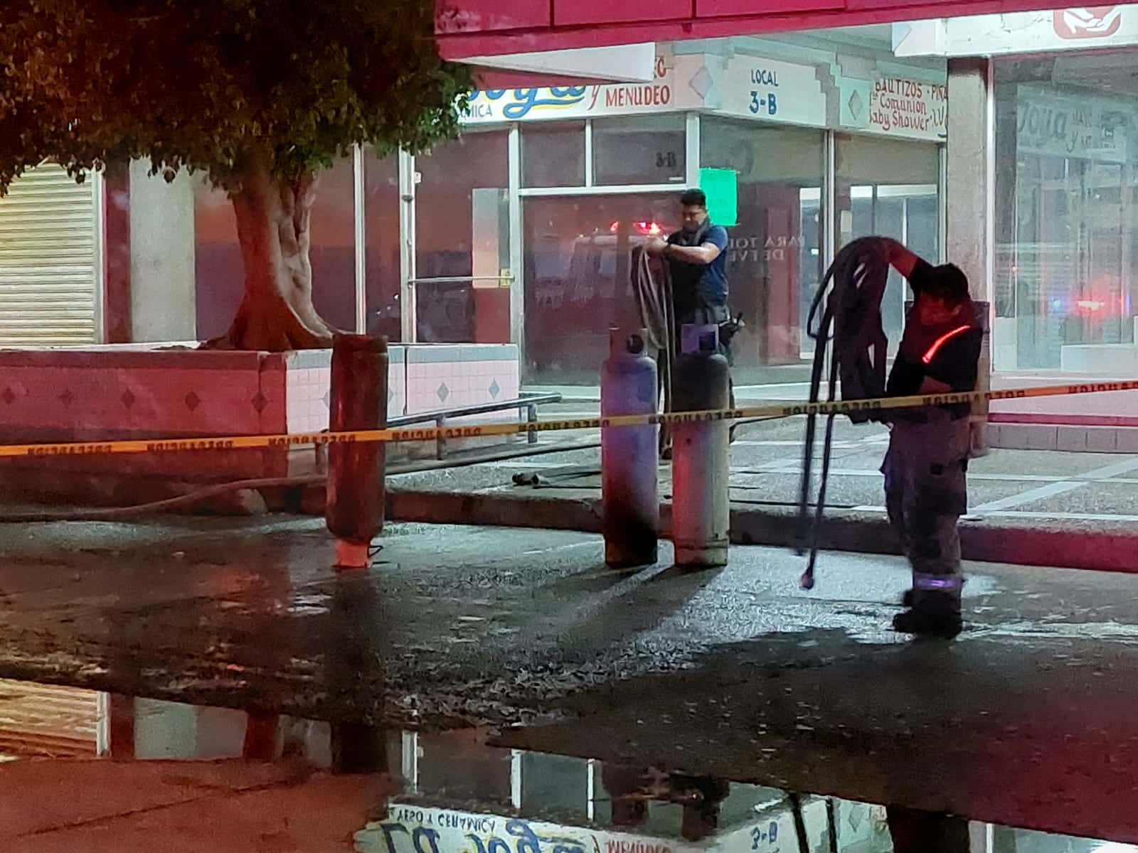 Bomberos acudieron a controlar la fuga de gas.