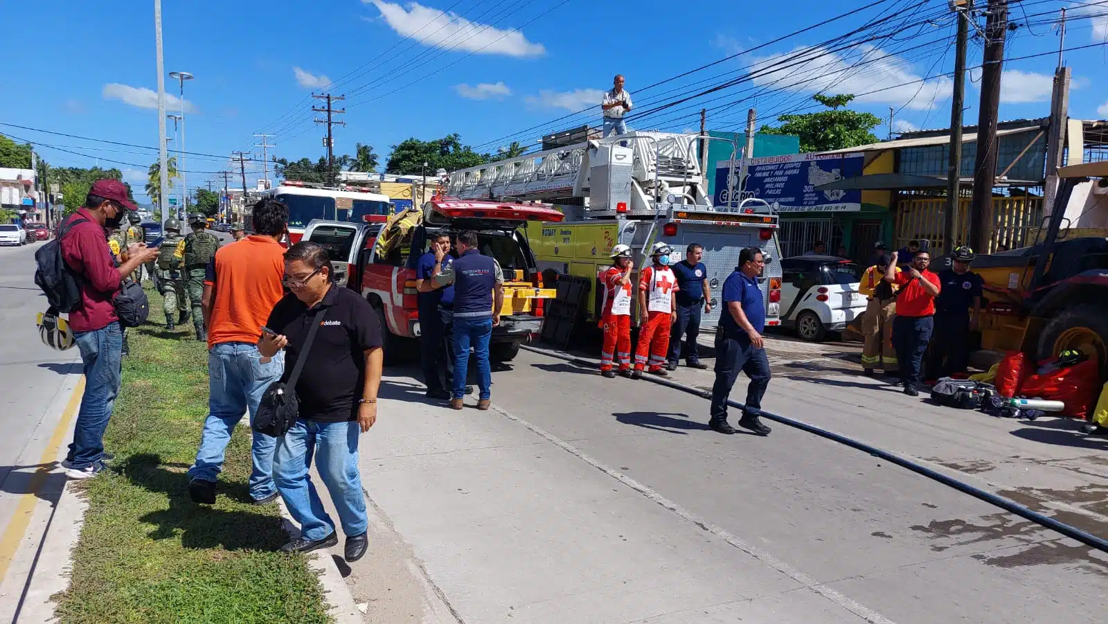 Bomberos Voluntarios Mazatlán, de Protección Civil Municipal y Estatal