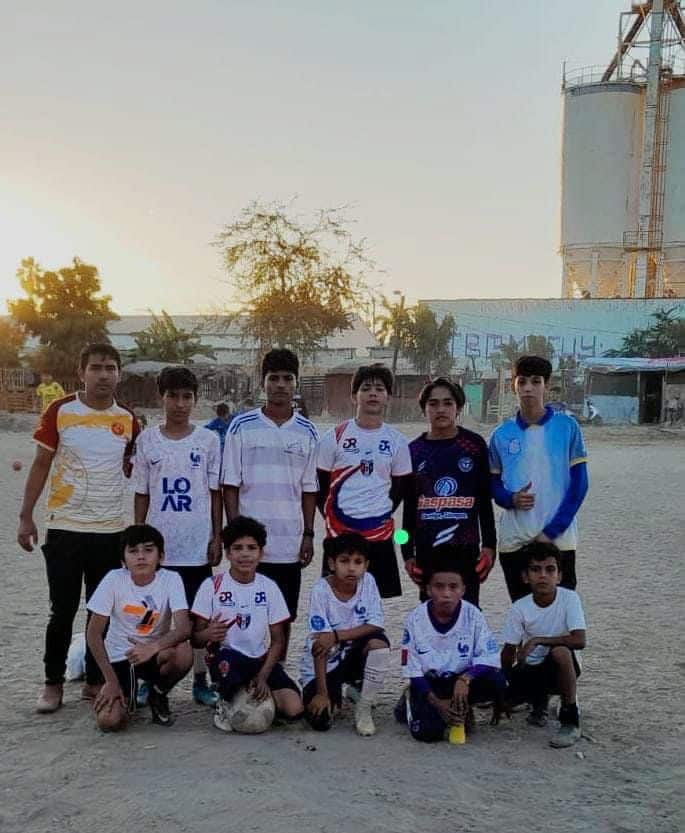 Niños en una cancha de futbol de Mazatlán formados para tomarse una foto