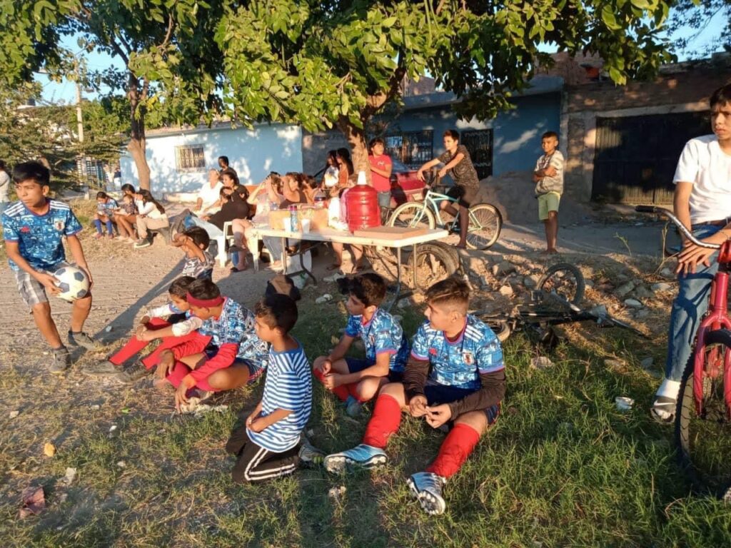 Niños sentadas en una cancha de futbol de Mazatlán