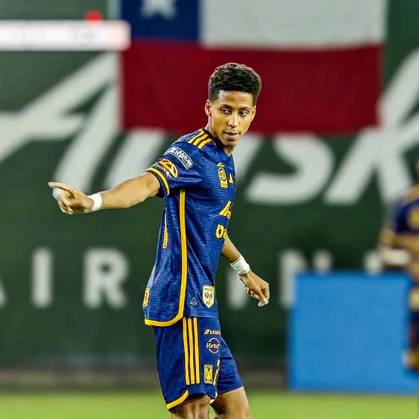 Futbolista Ozziel Herrera en el campo
