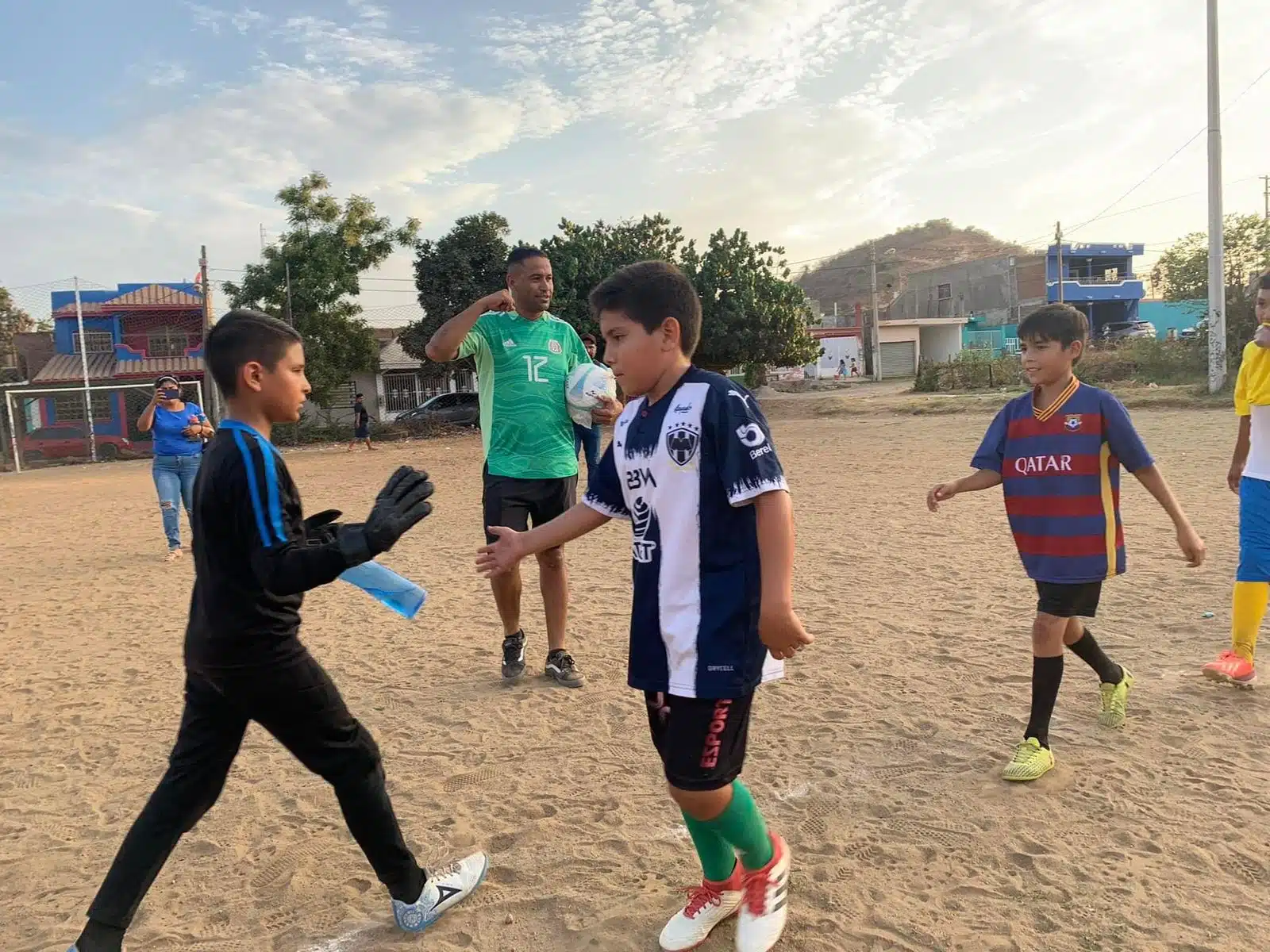 Niños futbolistas se dan la mano durante juego