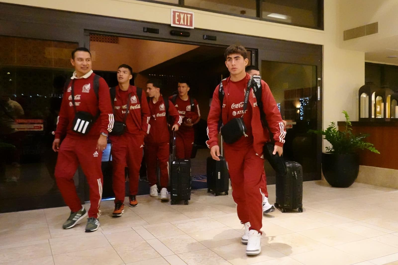 Futbolistas salen rumbo a Estados Unidos