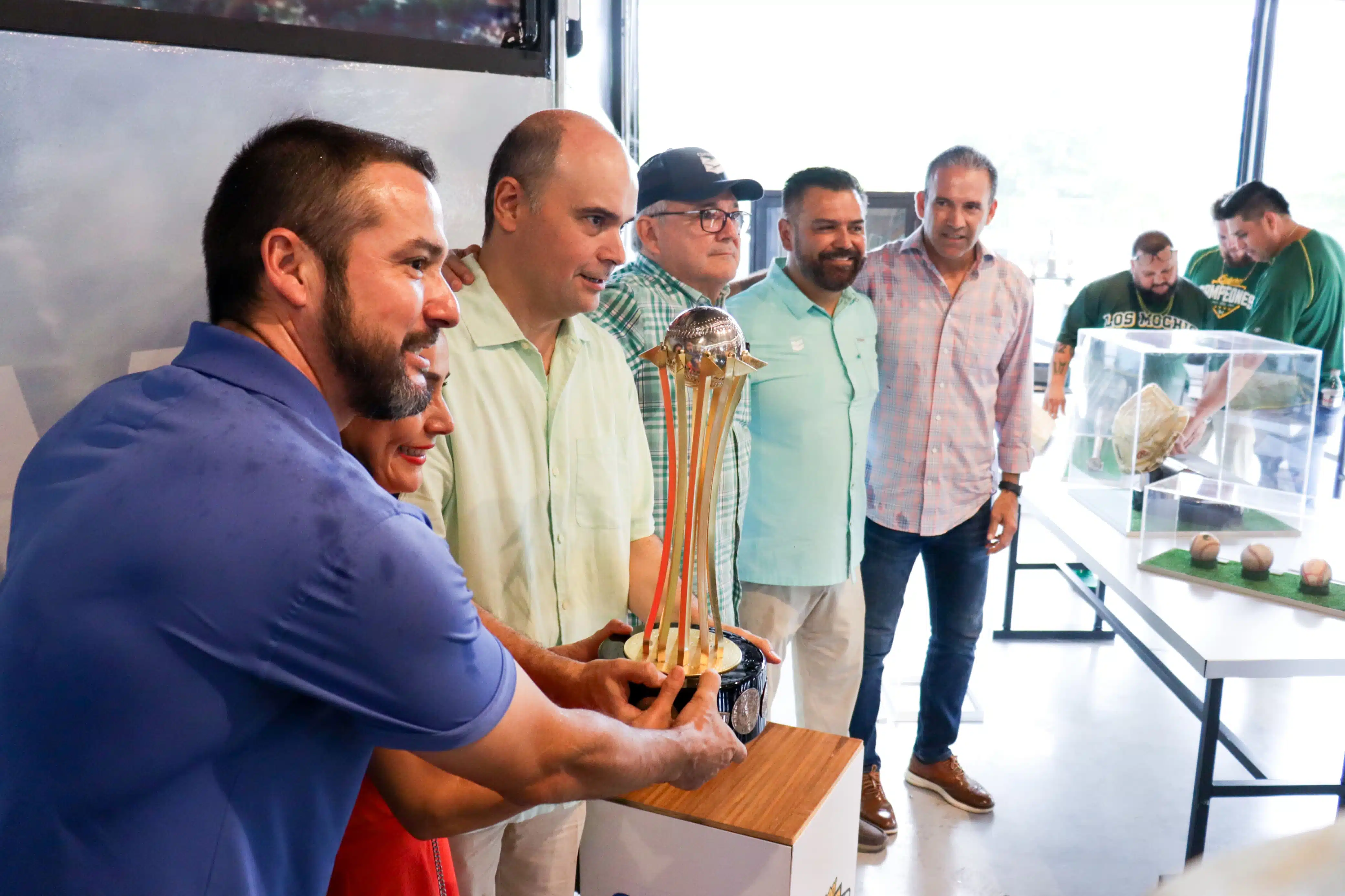El club Cañeros de Los Mochis colocó simbólicamente el trofeo que lo acredita campeón 2022-2023 de la Liga Mexicana del Pacífico.