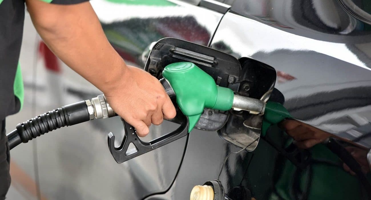 Hombre cargando gasolina en auto