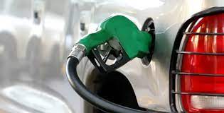 Manguera de una bomba de gasolina cargando un automóvil