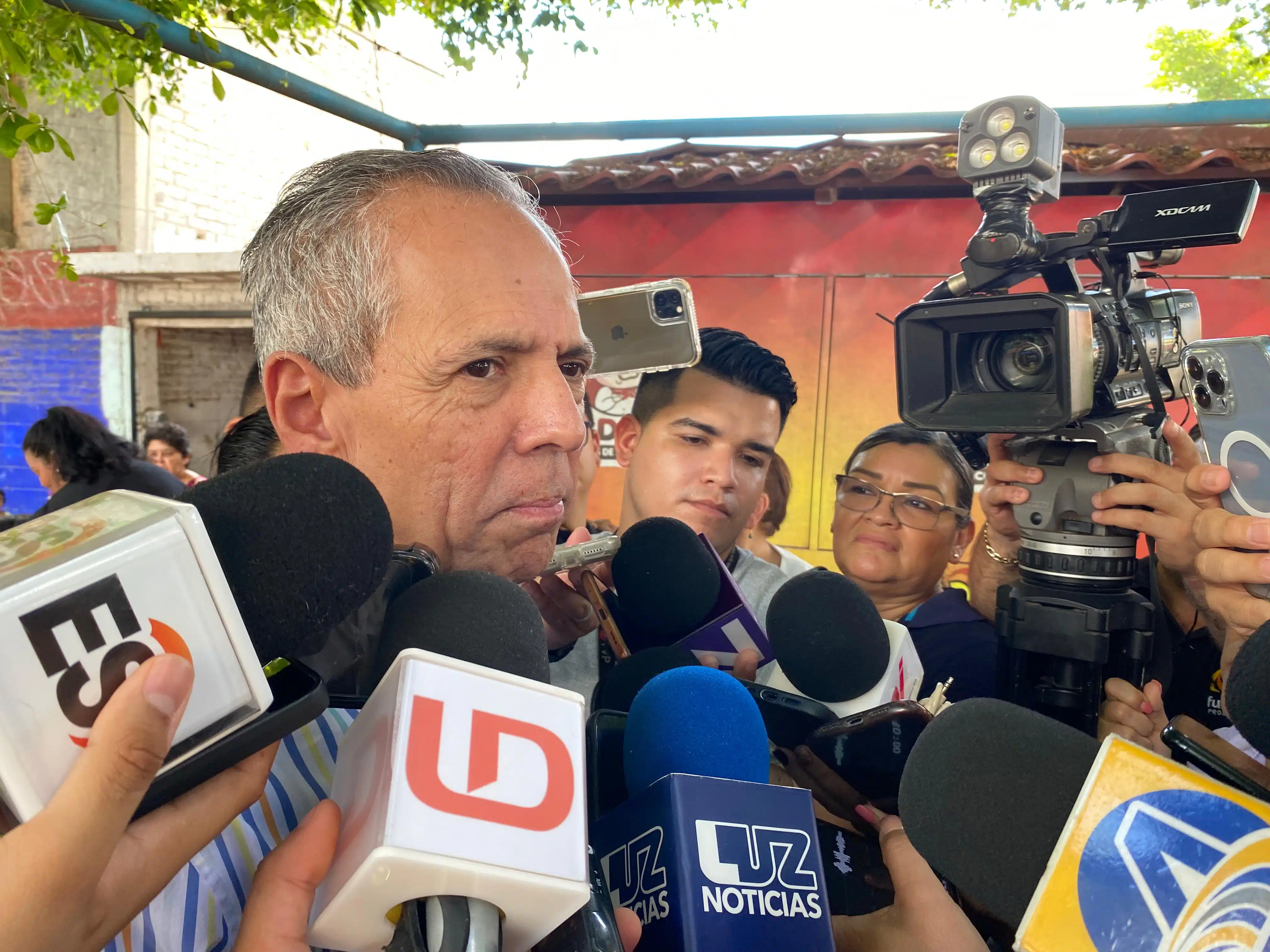 Gerardo Vargas rodeado de prensa