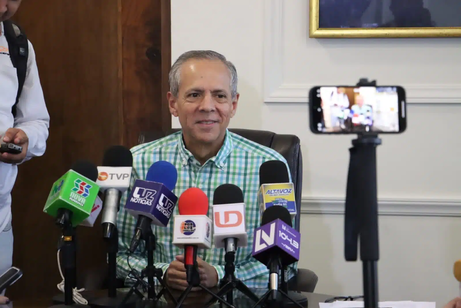 Gerardo Vargas con los medios de comunicación de Ahome