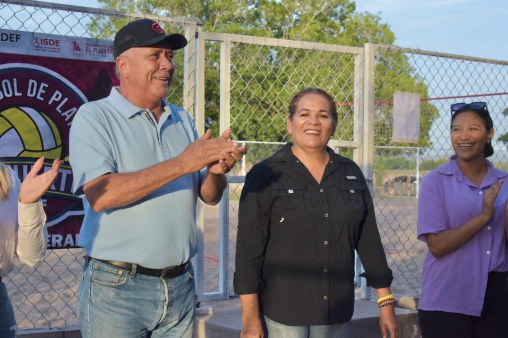 3 personas en una cancha de voleibol en El Fuerte