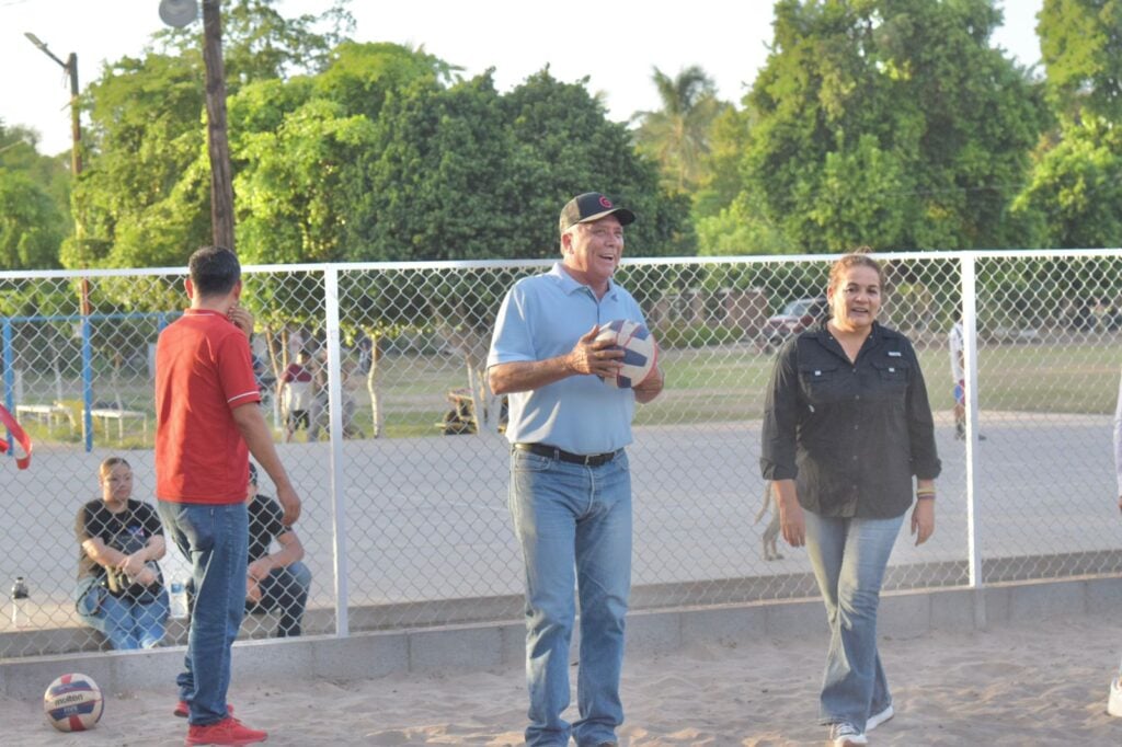 3 personas en una cancha de voleibol en El Fuerte