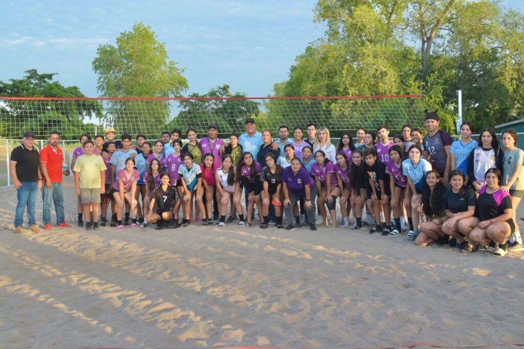 Personas en una cancha de voleibol en El Fuerte