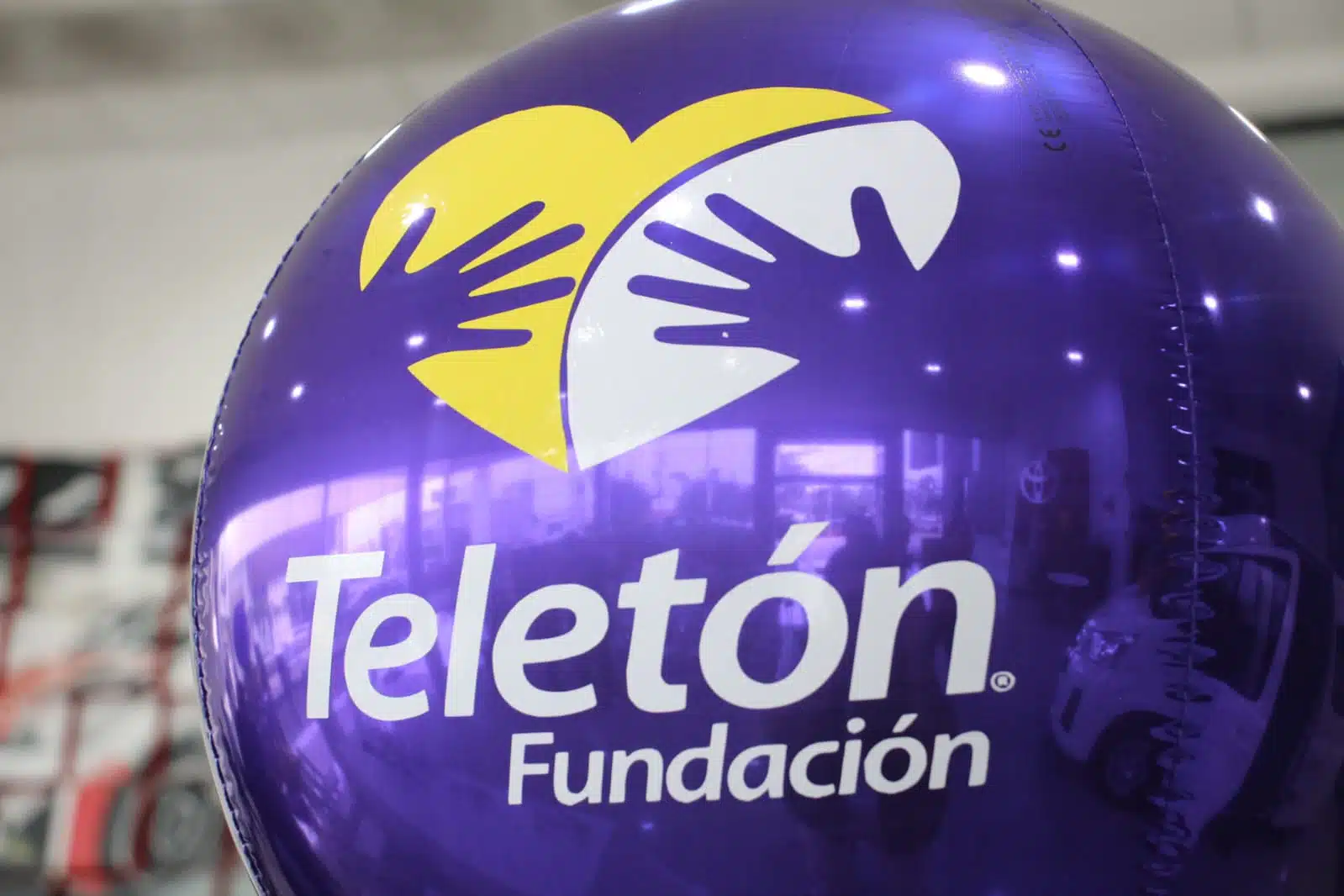 Globo de gas con el logotipo de Fundación Teletón