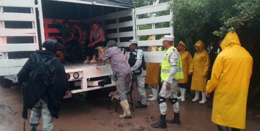Elementos de la GN apoyando a damnificados