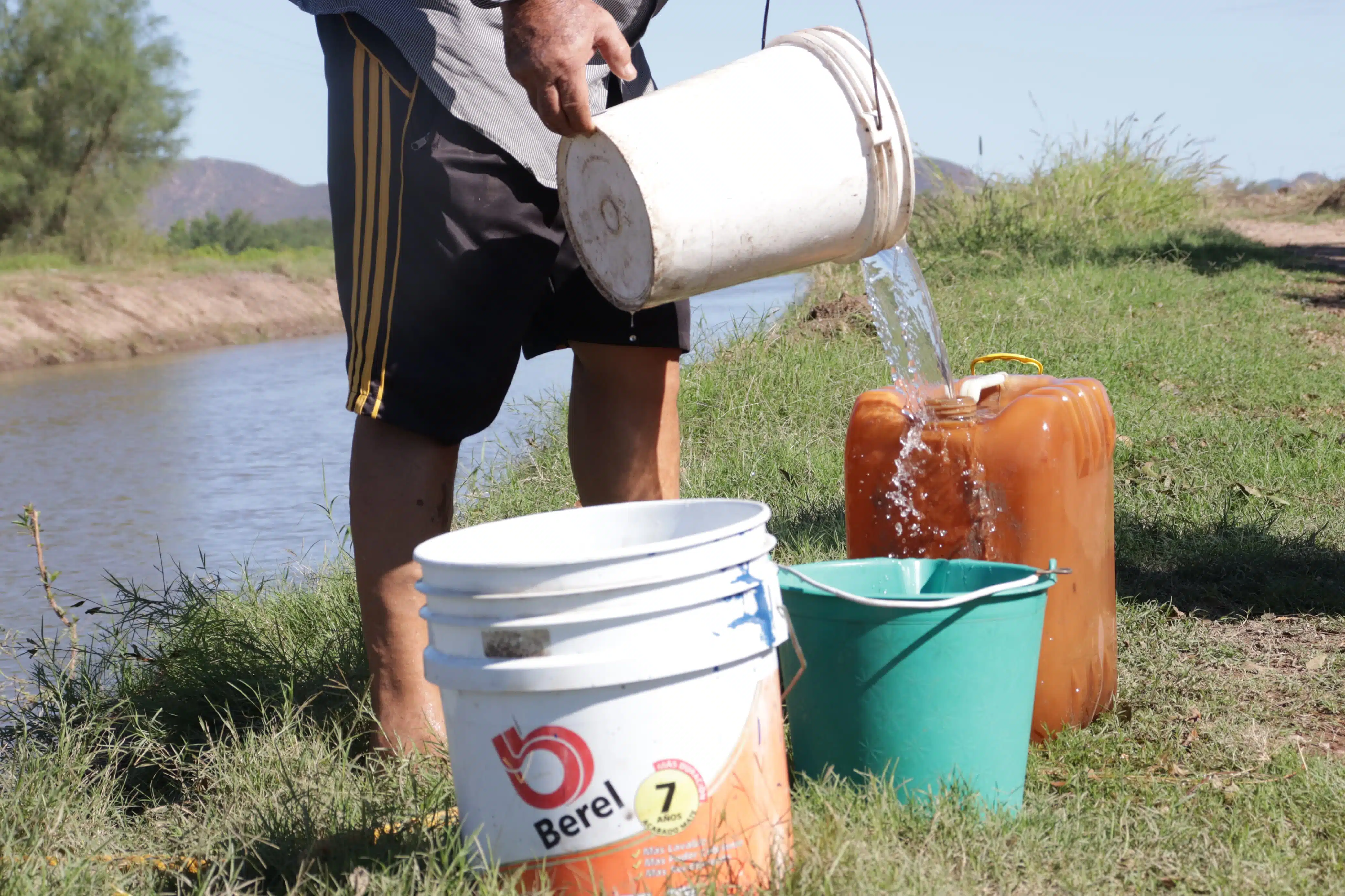 Habitantes de San José de Ahome recolectan agua de canales