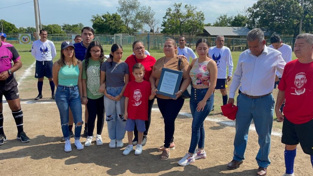 Homenajean a ícono villaunense en el Club Muralla