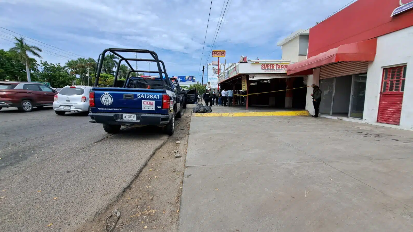 Camioneta de la policía municipal afuera del lugar de los hechos.