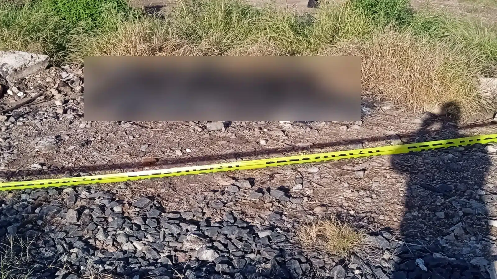 Cinta amarilla delimitando el área de un crimen en Culiacán