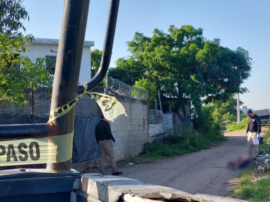 Cinta amarilla delimitando el área donde encontraron el cuerpo de un hombre asesinado en Culiacán