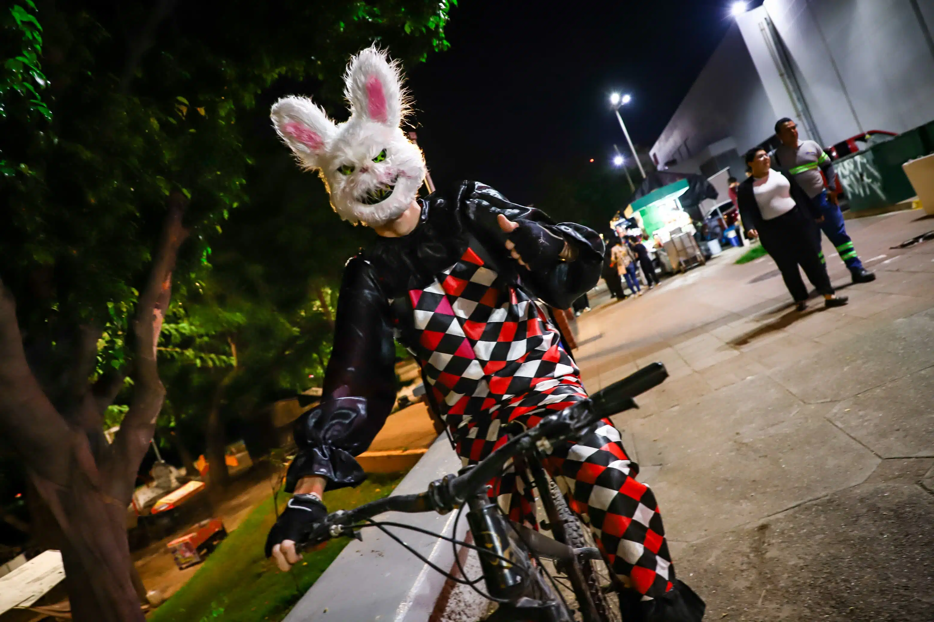 Pequeños y grandes viven noche de brujas en Culiacán.