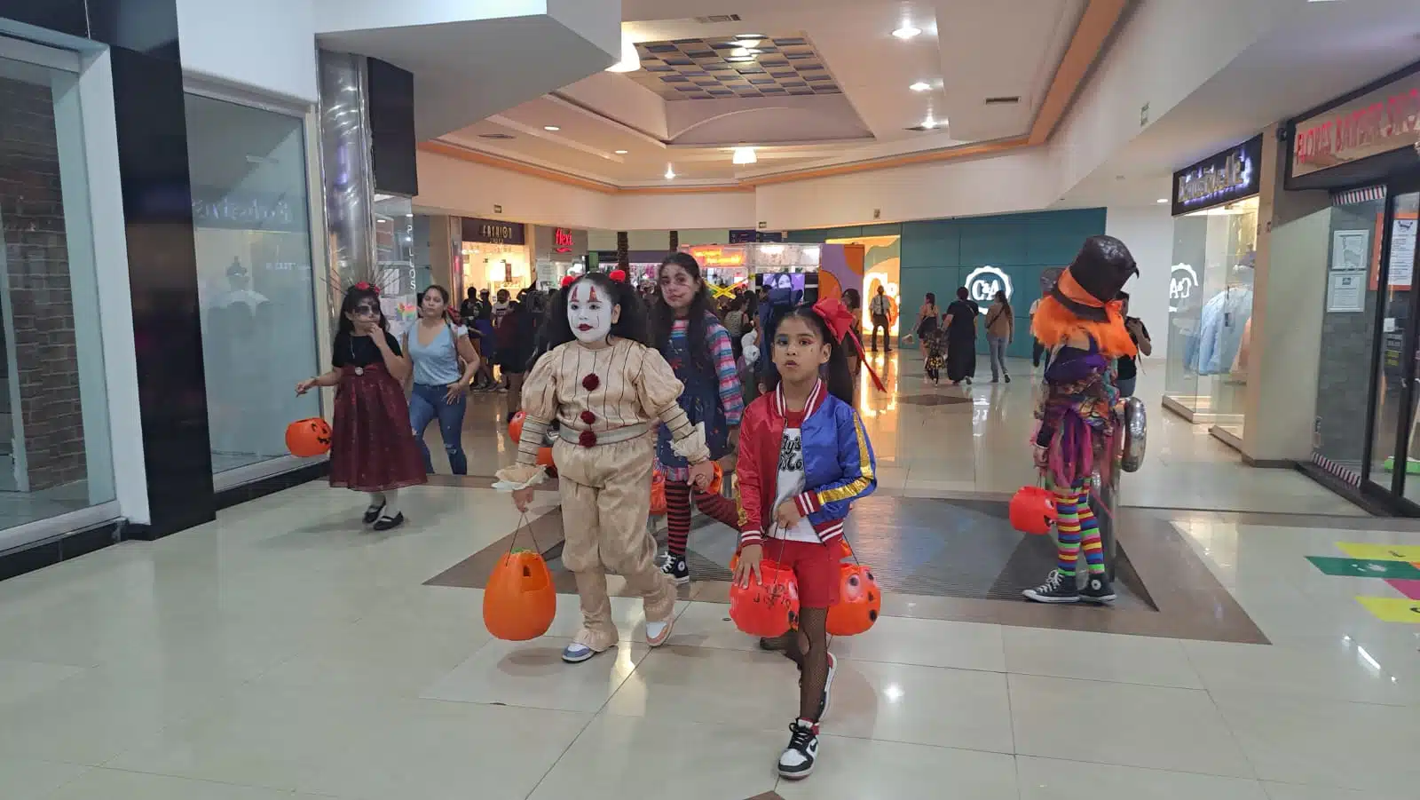 Decenas de niños y sus padres acudieron a las plazas comerciales a pedir Halloween.