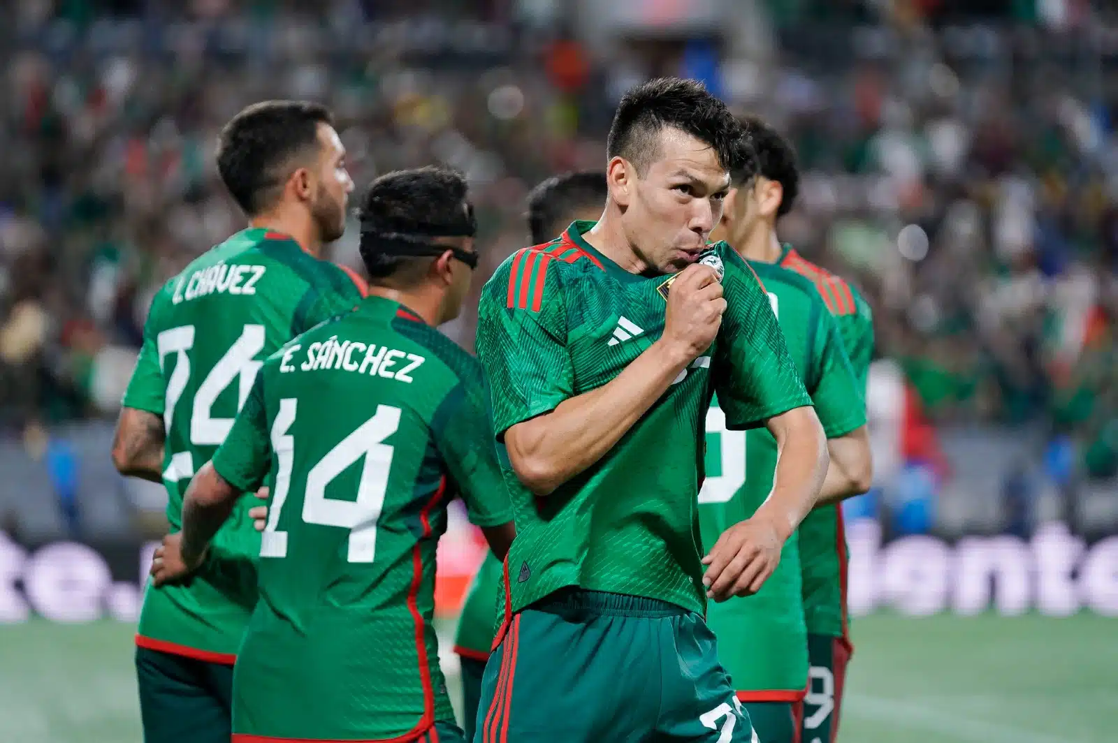 Hirving Lozano besando su playera de la selección mexicana