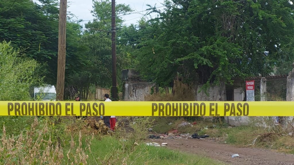 Cinta amarilla delimitando el área donde encontraron el cuerpo asesinado de un hombre en Culiacán