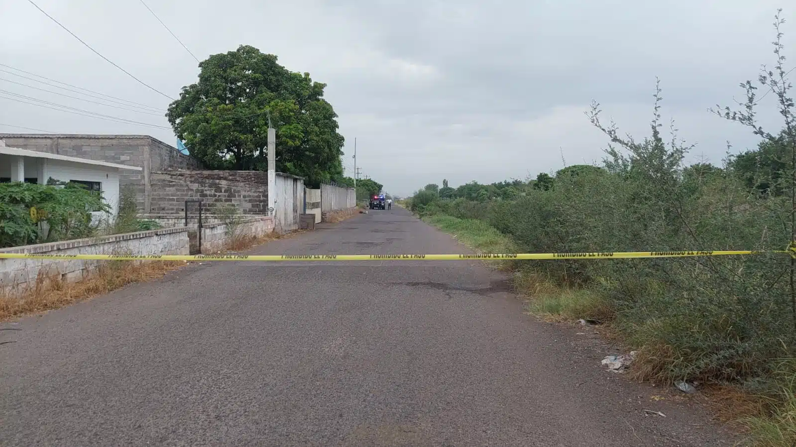 Calle con cinta amarilla delimitando la escena de un crimen en Culiacán