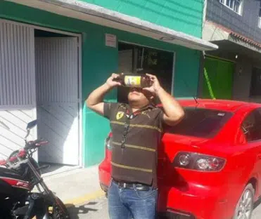 Hombre viendo el eclipse splar