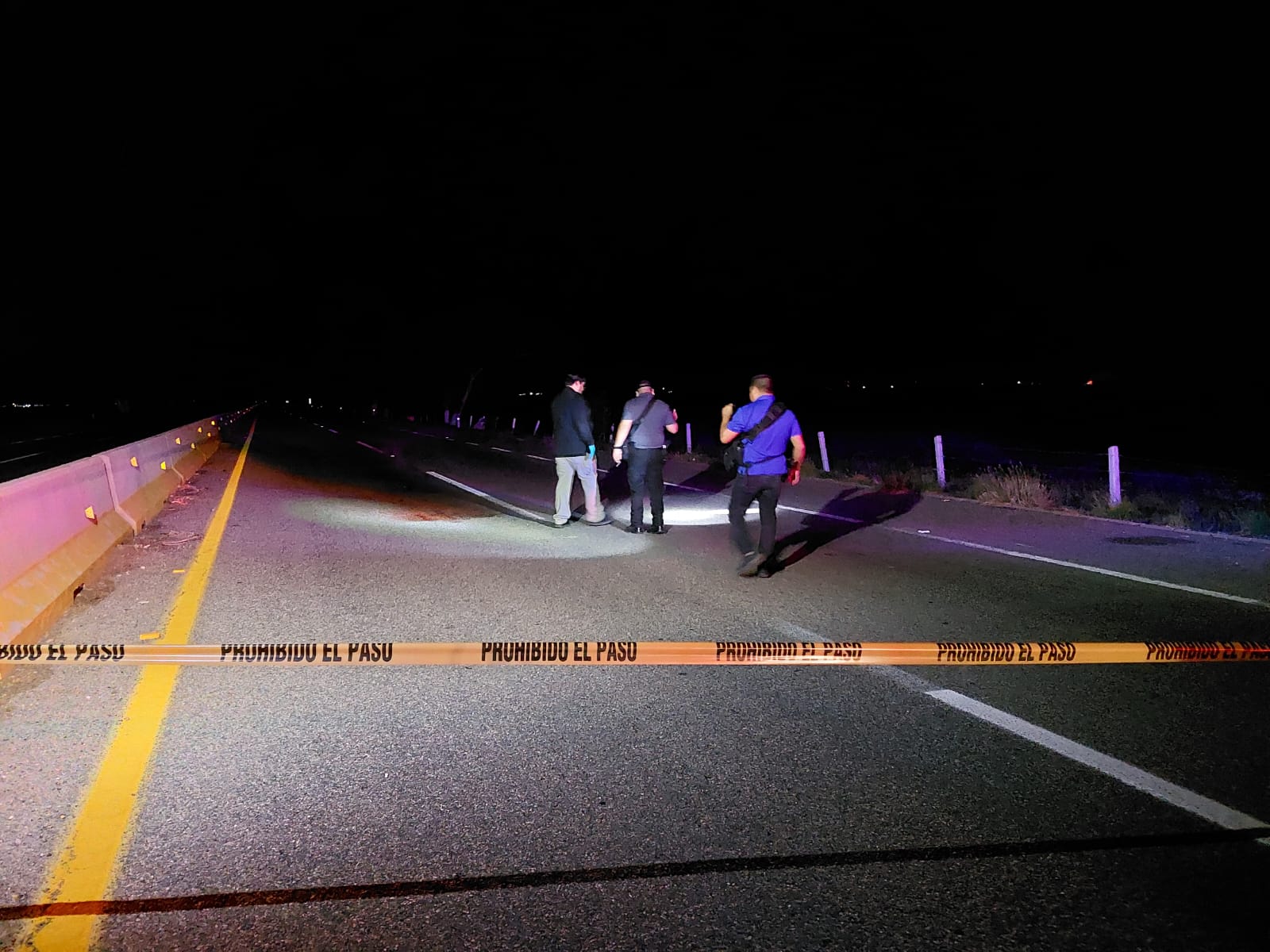 Cinta amarilla delimitando el área de un crimen en La Costerita, Culiacán