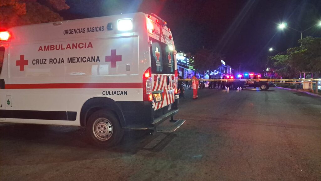 Cruz Roja y una cinta amarilla delimitando el área de un crimen en Culiacán