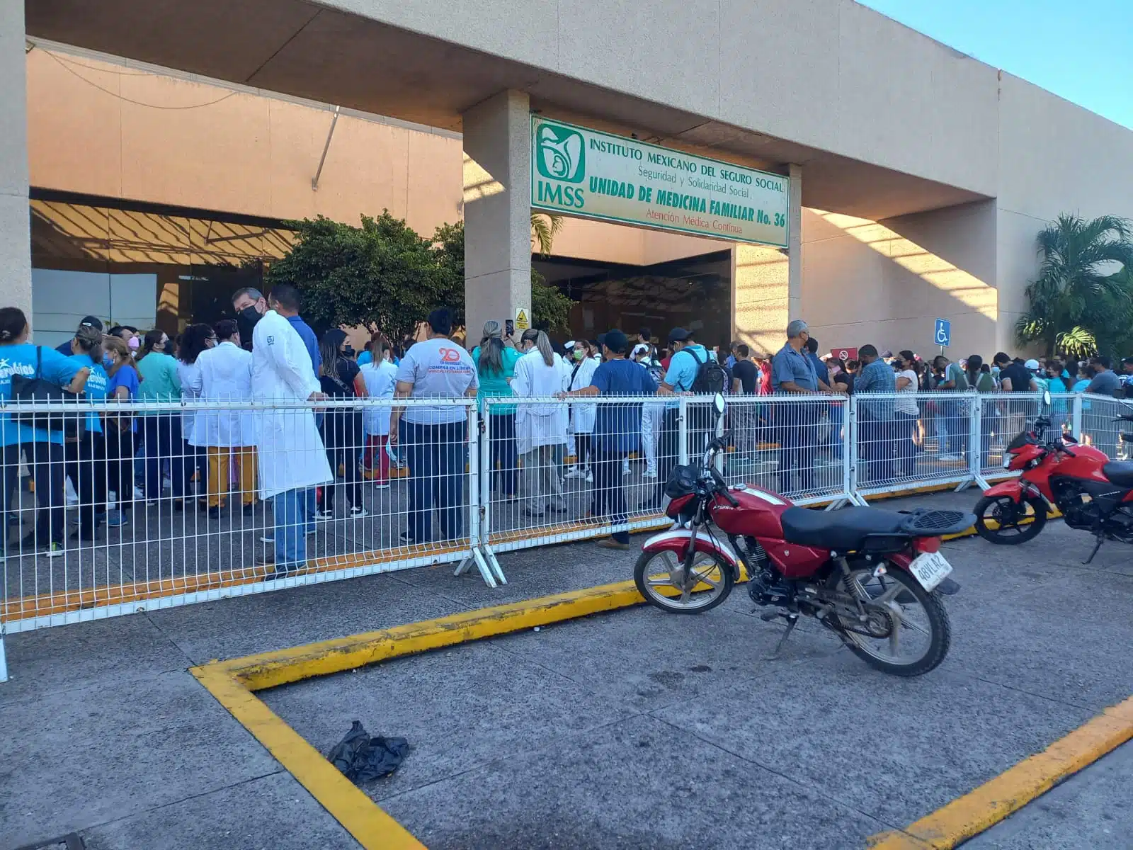 Personas evacuadas del IMSS de Culiacán