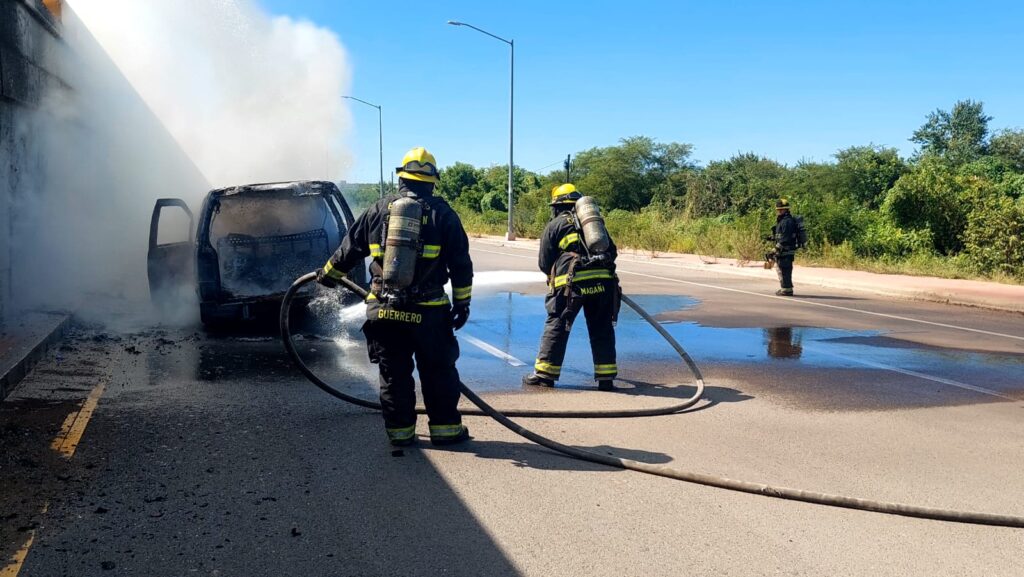 Incendio de camioneta que era conducida por el libramiento Benito Juárez "La Costerita"