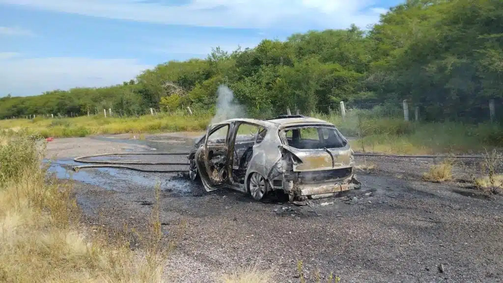Automóvil es consumido por el fuego en la autopista Mazatlán-Culiacán