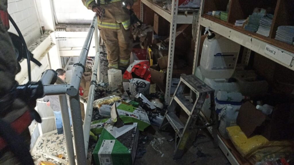 INCENDIO EN BODEGA DE TIENDA DEPARTAMENTAL EN GUASAVE.