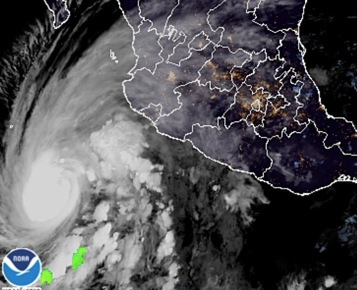 Imagen satelital de un huracán en el Pacífico
