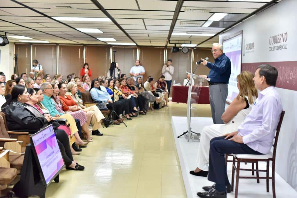 Rubén Rocha Moya, gobernador de Sinaloa, durante inauguración del diplomado sobre violencia política contra las mujeres