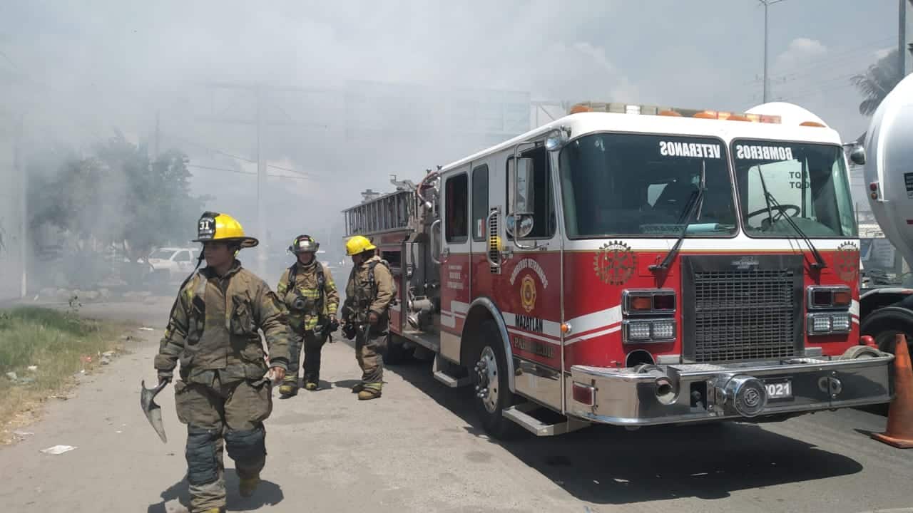Camión de bomberos en incendio