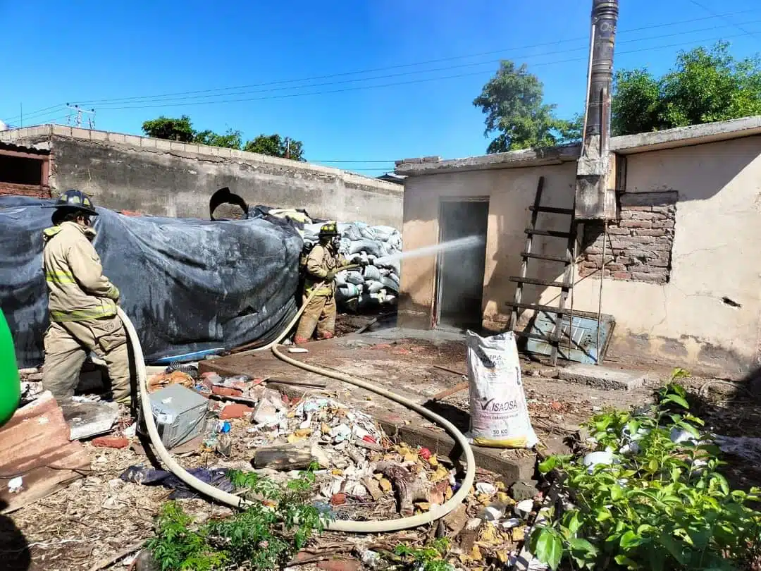 Bomberos apagando incendio en Los Mochis