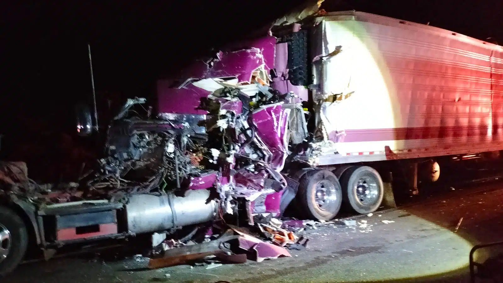 El conductor de un tráiler perdió la vida tras el aparatoso accidente.