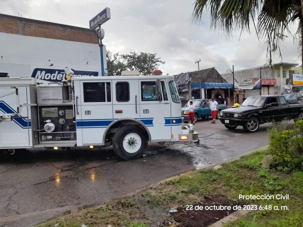 Fuerte incendio consume negocio comercial de Concordia