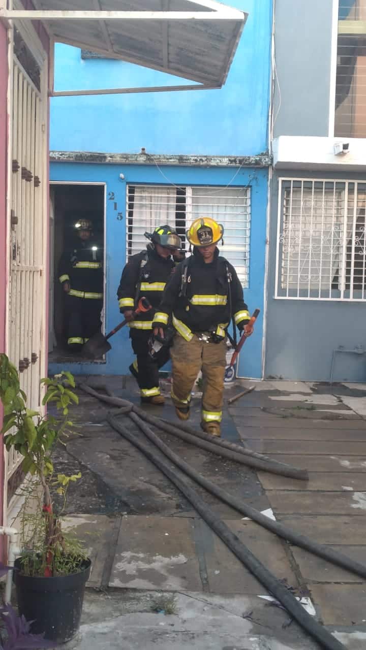 Bomberos se hicieron cargo de controlar el fuego.