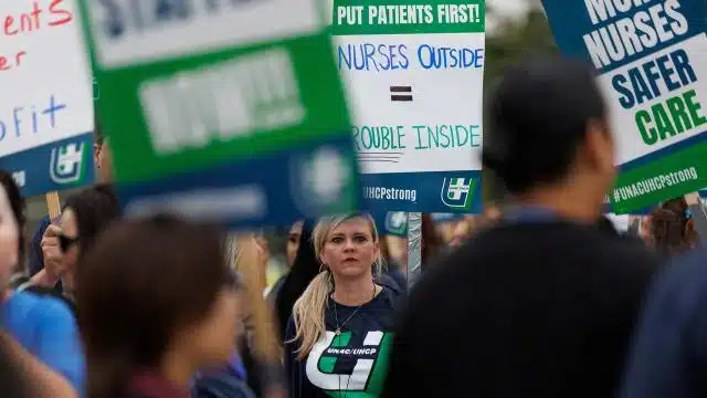 Inicia huelga de trabajadores de la salud en EU; se aglomeran más de 75 mil inconformes