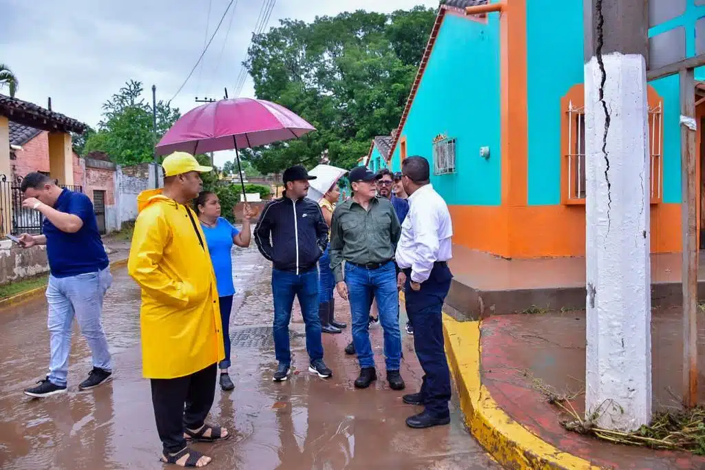 Calles inundadas en comunidades de Mazatlán