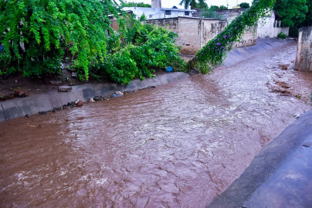 Calles inundadas en comunidades de Mazatlán