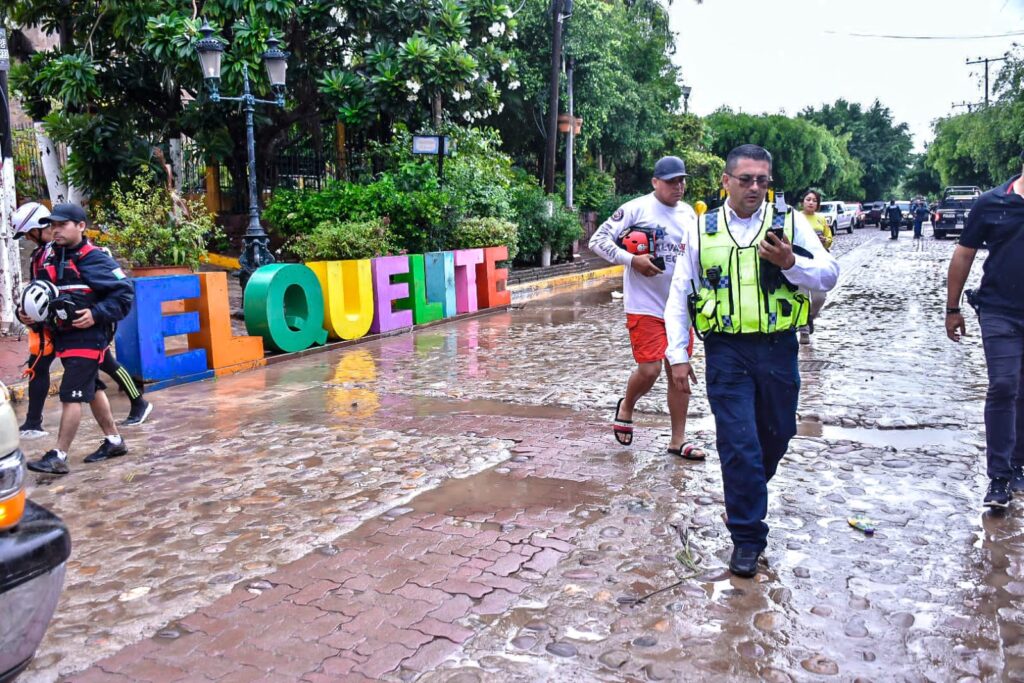 Calles inundadas en comunidades de Mazatlán